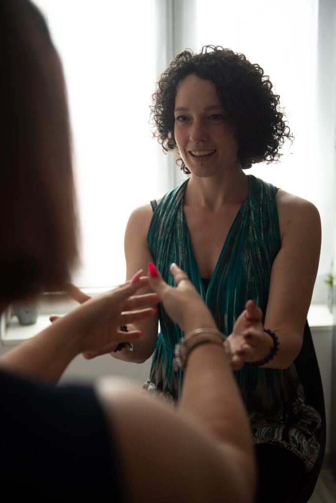 Rachelle Sonia Merlet, praticienne en hypnose, en séance